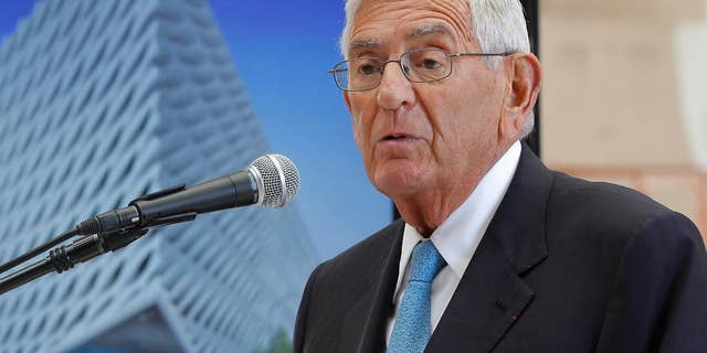 FILE - In this Sept. 17, 2014 file photo, billionaire philanthropist Eli Broad speaks during a presentation of his half-completed museum, "The Broad" in Los Angeles. A foundation started by Broad has suspended a national prize, Broad Prize for Urban Education, awarded annually to a top-performing urban school system. The $1 million prize was pulled amid concerns that the schools are failing to improve quickly enough. (AP Photo/Nick Ut,File)