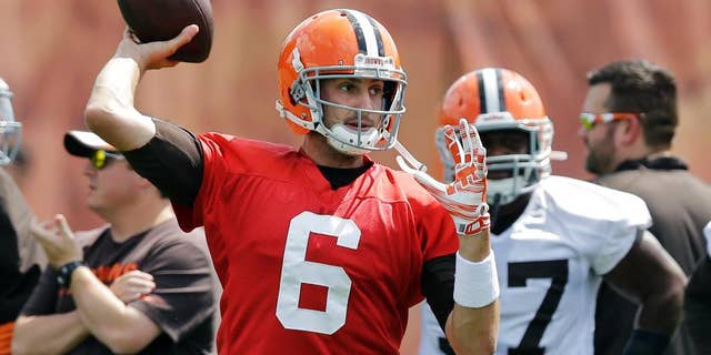 Cleveland Browns quarterback Brian Hoyer (6) fires a pass during practice at the NFL football team's facility in Berea, Ohio Wednesday, Sept. 3, 2014. Hoyer starts the regular season for the Browns against the Steelers in Pittsburgh Sunday. (AP Photo/Mark Duncan)