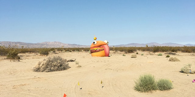 Fortnite Desert Mystery Bizarre Giant Video Game Burger Leaks Into The Real World Fox News