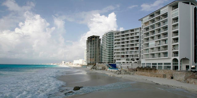 A view of an empty beach before the arrival of Hurricane Dean to the area in Cancun, southeastern Mexico, Monday, Aug. 20, 2007. Hurricane Dean spared the Cayman Islands the worst of its fury on Monday as it headed for a collision course with Mexico's resort-dotted Caribbean coast. (AP Photo/ Eduardo Verdugo)