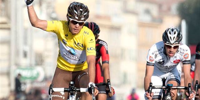 El ganador de la carrera París-Niza, el colombiano Carlos Alberto Betancur, celebra en la meta tras la última etapa, en Niza, en el sur de Francia, el domingo 16 de marzo de 2014. (AP Foto/Lionel Cironneau)