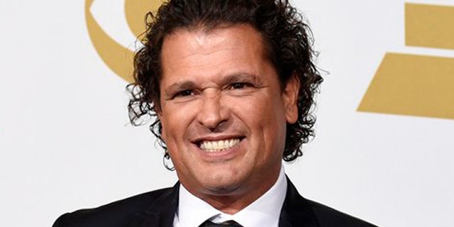En esta foto del 8 de febrero del 2015, Carlos Vives posa en la sala de prensa durante la 57ma entrega anual de los premios Grammy en Los Angeles. La primera colaboración de Vives con Shakira, "La bicicleta", comienza a sonar el viernes 27 de mayo del 2016. Es el primer sencillo del próximo álbum del astro del vallenato, "La fista de todos", cuyo lanzamiento está previsto para principios del año entrante. (Foto por Chris Pizzello/Invision/AP, Archivo)