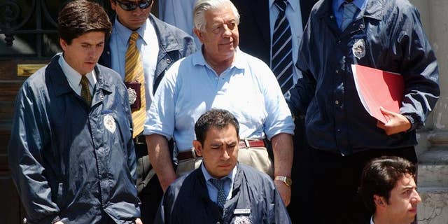 FILE.- In this Jan. 28, 2005 file photo retired Gen. Manuel Contreras, center, is escorted by police officers in Santiago, Chile. According to Chile's government, Contreras, the former chief of Chile's spy agency responsible for the kidnapping and torture of thousands during the Pinochet military dictatorship died Friday in Santiago's military hospital. He was 86.(AP Photo, File)