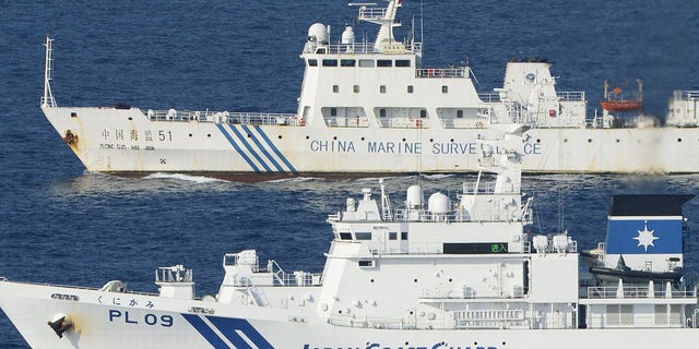 2012년 10월 25일: 동중국해의 일본 센카쿠(Senkaku)와 중국의 디아오위(Diaoyu)라고 불리는 분쟁 섬 근처에서 중국 해양 감시와 일본 해안 경비대의 선박이 나란히 증기를 하고 있습니다.