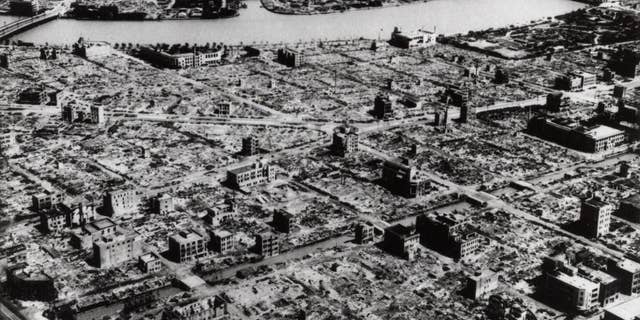 FILE - această fotografie aeriană făcută în 9 martie 1945 arată secțiunea industrială din Tokyo de-a lungul râului Sumida. Bombele nucleare aruncate de Statele Unite asupra Hiroshima și Nagasaki în August 1945 au ucis aproximativ 130.000 de oameni, au asigurat predarea Japoniei și au pus capăt celui de-al doilea război mondial. mai puțin cunoscută, poate, este operațiunea Meetinghouse - bombardarea Tokyo cu cinci luni mai devreme. (AP Photo, File)'s surrender and ended World War II. Less well-known, perhaps, is Operation Meetinghouse - the firebombing of Tokyo five months earlier. (AP Photo, File)