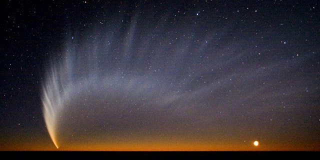 Comet McNaught over the Pacific Ocean. Image taken from the European Southern Observatory's Paranal Observatory in January 2007.