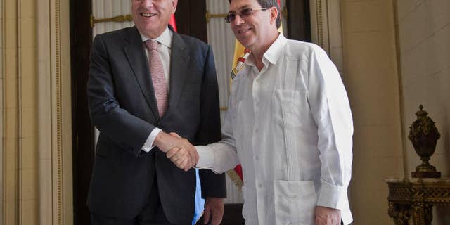 Cuba's Foreign Minister Bruno Rodriguez, right, and Spanish Foreign Minister Jose Manuel Garcia-Margallo pose for a photo prior to their meeting at the Foreign Ministry in Havana, Cuba, Tuesday, Nov. 25, 2014. Margallo is in Cuba on a three-day visit. (AP Photo/Ramon Espinosa)