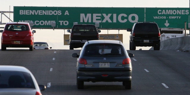 Cars leaving El Paso, Texas, and entering Juarez, Mexico, at the port of entry in 2008.