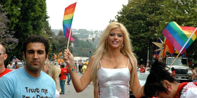 Dr. Sandeep Kapoor (left) with Anna Nicole Smith.