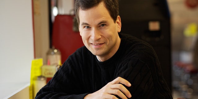 New York Times technology columnist and gadget reviewer David Pogue is leaving the newspaper to cover similar topics for Yahoo.