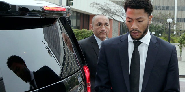 New York Knicks' Derrick Rose arrives at Federal Court in Los Angeles on Oct. 12, 2016.