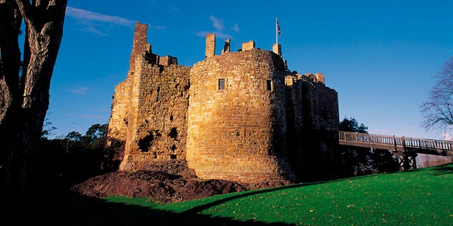 LOOKING ACROSS THE GROUNDS TO DIRLETON CASTLE- A 13C STRONGHOLD WITH 14/15C ALTERATIONS AND REKNOWNED FOR ITS VICTORIAN GARDENS, DIRLETON, EAST LOTHIAN.
PIC: PAUL TOMKINS/VisitScotland/SCOTTISH VIEWPOINT
Tel: +44 (0) 131 622 7174
Fax: +44 (0) 131 622 7175
E-Mail : info@scottishviewpoint.com
This photograph can not be used without prior permission from Scottish Viewpoint.