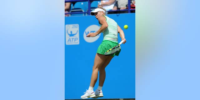 La danesa Caroline Wozniacki devuelve un disparo durante su partido de semifinales del torneo internacional de Eastbourne Park, Inglaterra, frente a la alemana Angelique Kerber, el viernes 20 de junio del 2014. Kerber ganó 3-6, 7-6 (3), 6-3 . (Foto AP/PA, Clive Gee)