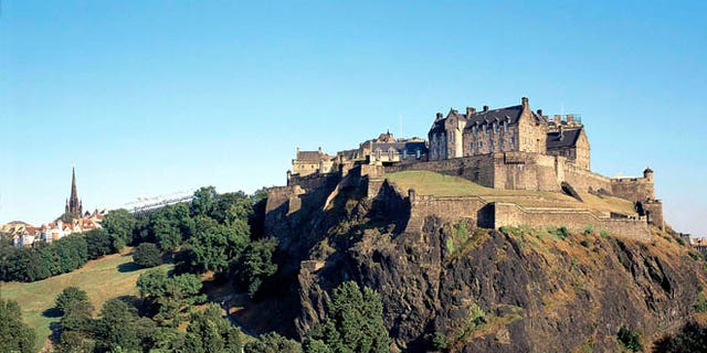 LOOKING OVER PRINCES STREET GARDENS WEST TO EDINBURGH CASTLE AND RAMSAY GARDEN, EDINBURGH, LOTHIAN.
PIC: P.TOMKINS/VisitScotland/SCOTTISH VIEWPOINT
Tel: +44 (0) 131 622 7174
Fax: +44 (0) 131 622 7175
E-Mail : info@scottishviewpoint.com
This photograph can not be used without prior permission from Scottish Viewpoint.