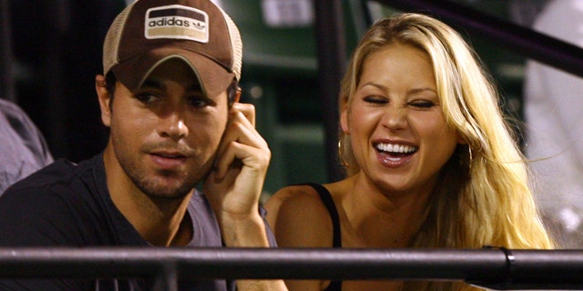 KEY BISCAYNE, FL - APRIL 02: Enrique Iglesias and girlfriend Anna Kournikova watch as Venus Williams plays her semifinal match against Serena Williams at the Sony Ericsson Open at the Crandon Park Tennis Center on April 2, 2009 in Key Biscayne, Florida. (Photo by Al Bello/Getty Images)