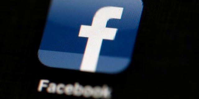 Fotografía de archivo del 16 de mayo de 2012 del logotipo de Facebook en una tableta en Filadelfia. (AP Foto/Matt Rourke, Archivo)