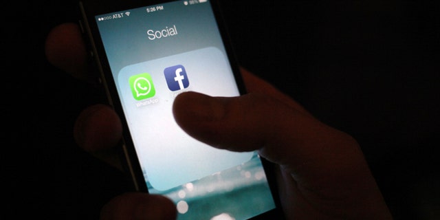 2f32bce2-Facebook WhatsApp