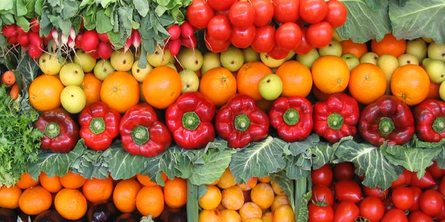 Friske grøntsager og frugter på et bondemarked
