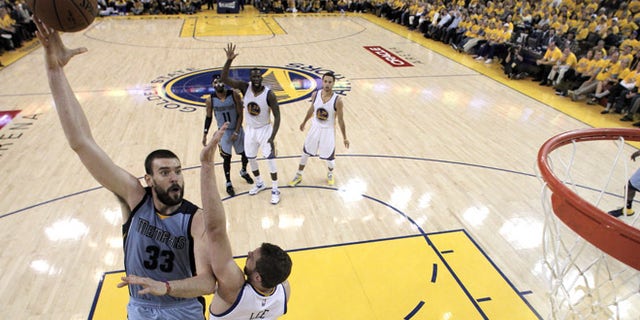 OAKLAND, CA - MAY 13: Marc Gasol #33 of the Memphis Grizzlies shoots over David Lee #10 of the Golden State Warriors during Game Five of the Western Conference Semifinals of the NBA Playoffs at ORACLE Arena on May 13, 2015 in Oakland, California. NOTE TO USER: User expressly acknowledges and agrees that, by downloading and or using this photograph, User is consenting to the terms and conditions of the Getty Images License Agreement. ((Photo by Carlos Gonzalez - Pool /Getty Images)