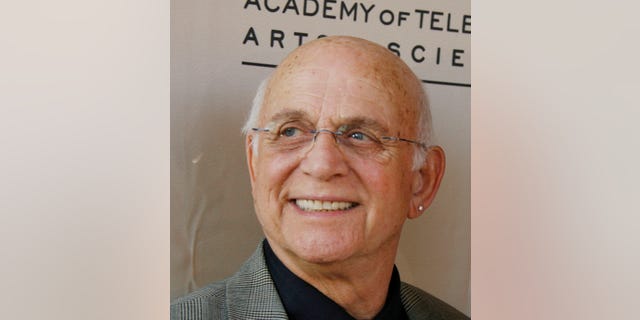 Actress Mary Tyler Moore (R) and actor Gavin MacLeod pose as they arrive at the Academy of Television Arts & Sciences for a tribute "Betty White Celebrating 60 Years of Television" in Los Angeles August 7, 2008. The pair starred together in TV series "The Mary Tyler Moore Show". Picture taken August 7. REUTERS/Fred Prouser (UNITED STATES)