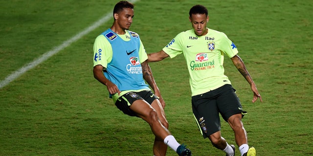 SALVADOR, BRAZIL - NOVEMBER 16:  Brazilian players Neymar (R) and Danilo take part in a training session at the PituaÃ§u stadium on the eve of the 2018 FIFA World Cup Russia Qualifiers between Brazil and Peru on November 16, 2015 in Salvador, Brazil.  (Photo by Buda Mendes/Getty Images)