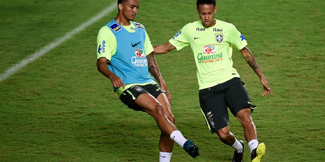 SALVADOR, BRAZIL - NOVEMBER 16: Brazilian players Neymar (R) and Danilo take part in a training session at the Pituaçu stadium on the eve of the 2018 FIFA World Cup Russia Qualifiers between Brazil and Peru on November 16, 2015 in Salvador, Brazil. (Photo by Buda Mendes/Getty Images)