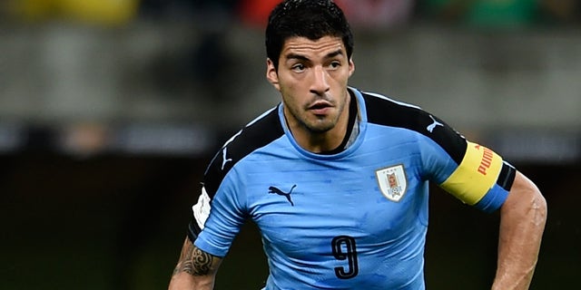 RECIFE, BRAZIL - MARCH 25: Luis Suarez of Uruguay controls the ball during a match between Brazil and Uruguay as part of 2018 FIFA World Cup Russia Qualifiers at Arena Pernanbuco on March 25, 2016 in Recife, Brazil. (Photo by Buda Mendes/Getty Images)