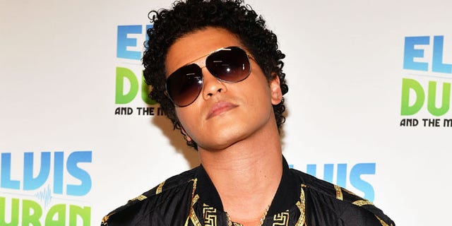 NEW YORK, NY - OCTOBER 25: (EXCLUSIVE COVERAGE) Singer/songwriter Bruno Mars visits "The Elvis Duran Z100 Morning Show" at Z100 Studio on October 25, 2016 in New York City. (Photo by Slaven Vlasic/Getty Images)