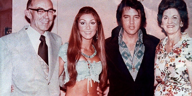 Linda Thompson (left) posing with her then-boyfriend Elvis Presley and her parents.