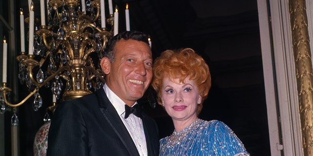 Lucille Ball, actriz cómica, con su esposo Gary Morton.