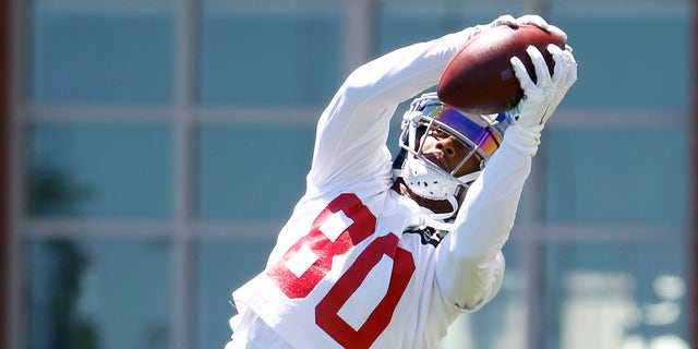 New York Giants wide receiver Victor Cruz makes a catch during the NFL football team's minicamp, Tuesday, June 14, 2016, in East Rutherford, N.J. (AP Photo/Julio Cortez)