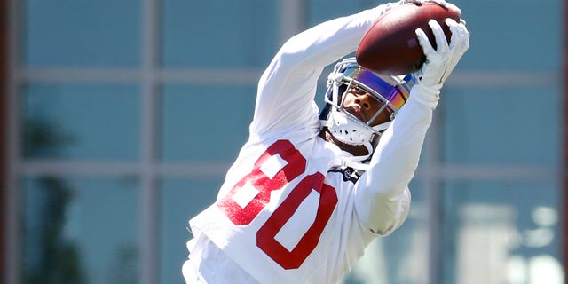 New York Giants wide receiver Victor Cruz makes a catch during the NFL football team's minicamp, Tuesday, June 14, 2016, in East Rutherford, N.J. (AP Photo/Julio Cortez)
