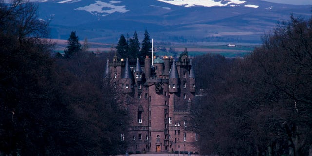 LOOKING DOWN THE MAIN DRIVEWAY TO GLAMIS CASTLE (THE CHILDHOOD HOME OF THE QUEEN MOTHER AND BIRTHPLACE OF PRINCESS MARGARET), WITH SNOW COVERED HILLS BEYOND, NORTH OF DUNDEE, ANGUS.
PIC:PAUL TOMKINS/VisitScotland/SCOTTISH VIEWPOINT
Tel: +44 (0) 131 622 7174
Fax: +44 (0) 131 622 7175
E-Mail : info@scottishviewpoint.com
This photograph can not be used without prior permission from Scottish Viewpoint.