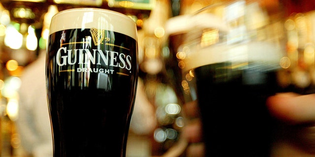 Pints Av Guinness er sett i en pub. (REUTERS / Peter Macdiarmid)