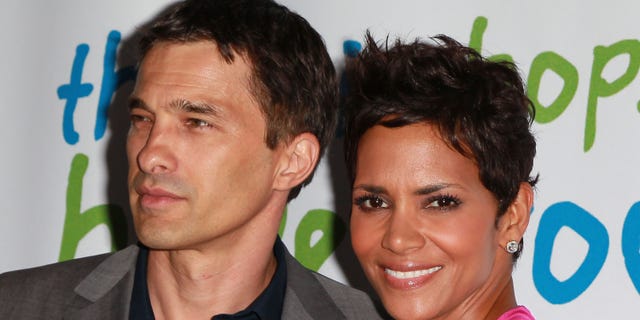 BEVERLY HILLS, CA - APRIL 17: Actors Olivier Martinez (L) and Halle Berry attend the 2011 Jenesse Silver Rose Auction and Gala at the Beverly Hills Hotel on April 17, 2011 in Beverly Hills, California. (Photo by David Livingston/Getty Images)