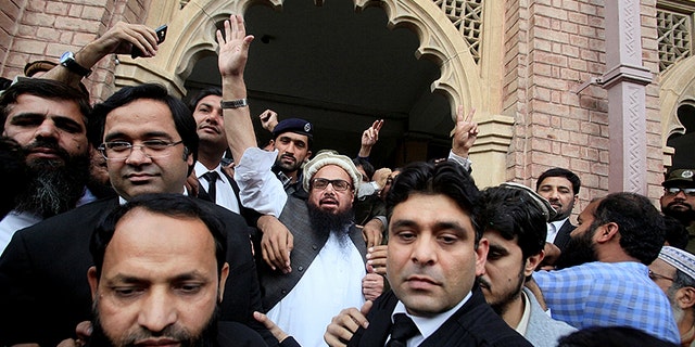 Hafiz Saeed (C) reacts to supporters as he walks out of court after a Pakistani court ordered his release from house arrest in Lahore, Pakistan November 22, 2017. REUTERS/Mohsin Raza - RC150D8E1EA0
