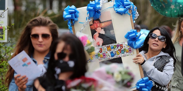 Relatives laid a fresh floral tribute in memory of burglar Henry Vincent as spot where he was killed by an elderly man protecting his home. Previous tributes to Vincent have been torn down by angry residents of the neighborhood.