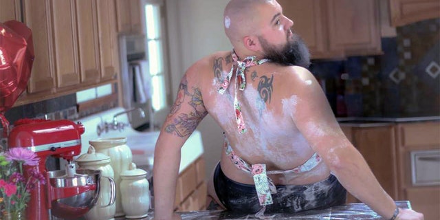 Arnet, who is currently living in Vancouver, Washington, arranged to take the steamy shots after spotting a local photographer’s Facebook ad.