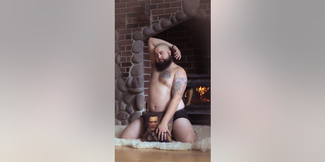 Sporting a sultry-but-chic look, Arnet, 28, took dozens of pics for the “dudeoir” shoot with photographer Jill Steenson, of Lillian Lane Photography.