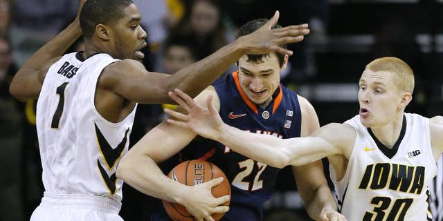 TIDAK.  24 Iowa tidak bisa mengatasi malam penembakan dingin Marble, jatuh 66-63 ke Illinois di Ekey’s 3