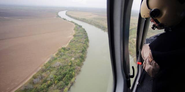 Membengkokkan aturan bagi orang tua imigran pada akta kelahiran akan membuka pintu bagi lebih banyak imigrasi ilegal