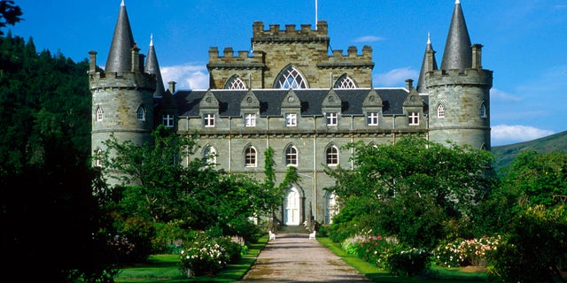 LOOKING ALONG A GARDEN PATH TO A DOORWAY IN TO INVERARAY CASTLE- THE SEAT OF THE DUKES OF ARGYLL DATING FROM THE 15C ALTHOUGH THE GOTHIC REVIVAL FAIRYTALE PALACE VISIBLE TODAY DATES FROM THE 18C, NORTH OF THE VILLAGE OF INVERARAY, ARGYLL & BUTE.
PIC: P.TOMKINS/VisitScotland/SCOTTISH VIEWPOINT
Tel: +44 (0) 131 622 7174
Fax: +44 (0) 131 622 7175
E-Mail : info@scottishviewpoint.com
This photograph can not be used without prior permission from Scottish Viewpoint.