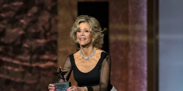 Actress Jane Fonda accepts the American Film Institute's 42nd Life Achievement Award at the Dolby theatre in Hollywood, California June 5, 2014. REUTERS/Mario Anzuoni (UNITED STATES - Tags: ENTERTAINMENT) - RTR3SGRC