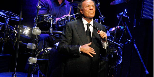 BARCELONA, SPAIN - JULY 04: Julio Iglesias performs 'Julio Iglesias In Concert At Gran Teatre del Liceu' In Barcelona on July 4, 2012 in Barcelona, Spain. (Photo by Miquel Benitez/Getty Images)