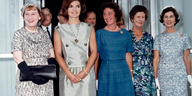Janet Auchincloss (in blue) , Jackie Kennedy (left) and guests at White House.