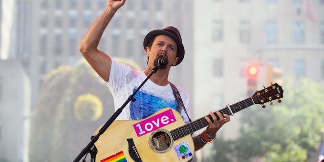 Singer Jason Mraz opens up about sexuality in new interview.