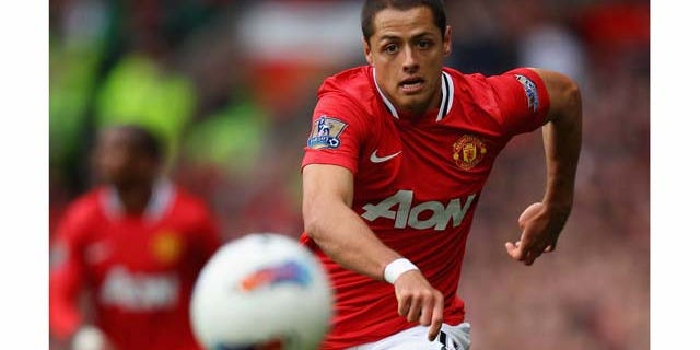 MANCHESTER, ENGLAND - AUGUST 28: Javier Hernandez of Manchester United chases the ball during the Barclays Premier League match between Manchester United and Arsenal at Old Trafford on August 28, 2011 in Manchester, England. (Photo by Alex Livesey/Getty Images)