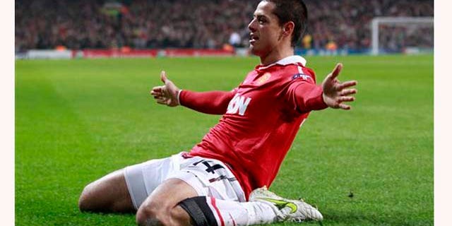 El jugador mexicano de Manchester United, Javier Hernández, festeja un gol contra Marsella por la Liga de Campeones el martes, 15 de marzo de 2011, en Manchester, Inglaterra. (AP foto/Jon Super)