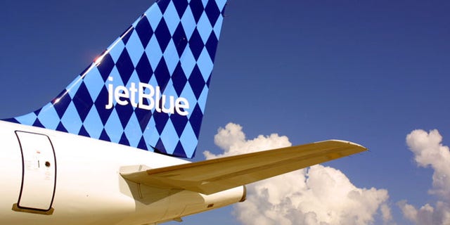 390806 06: A JetBlue Airways jet sits on the tarmac June 19, 2001June 19, 2001 at the Ft. Lauderdale/Hollywood International airport in Ft. Lauderdale, Florida. The low-fare airline based in New York announced at the Paris Air Show today that it had signed a contract with Airbus for the purchase of up to 48 additional new A320 aircraft. Valued at more than $2.5 billion, the new aircraft order covers 30 firm orders, options for five aircraft and purchase rights for an additional 13 planes. (Photo by Joe Raedle/Getty Images)
