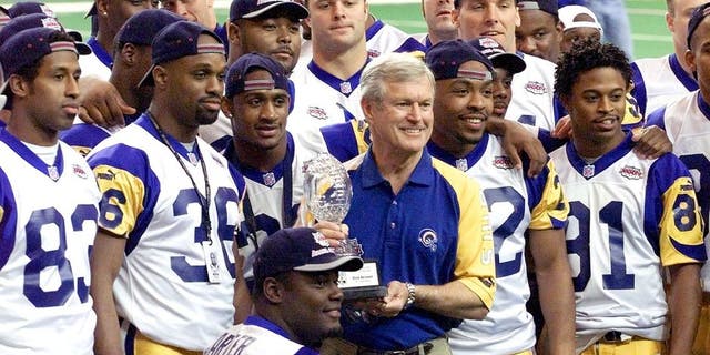 Dick Vermeil, capo allenatore dei St. Louis Rams, presenta lo Staples NFL Coach of the Year 1999 con la sua squadra a Vermeil al Super Bowl XXXIV sito in Georgia, il 25 gennaio 2000, prima del Media Day.  Atlanta.  (immagini Getty)